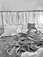 有人躺在 沃土奢華露營區 Airstream 睡床上閱讀一本書