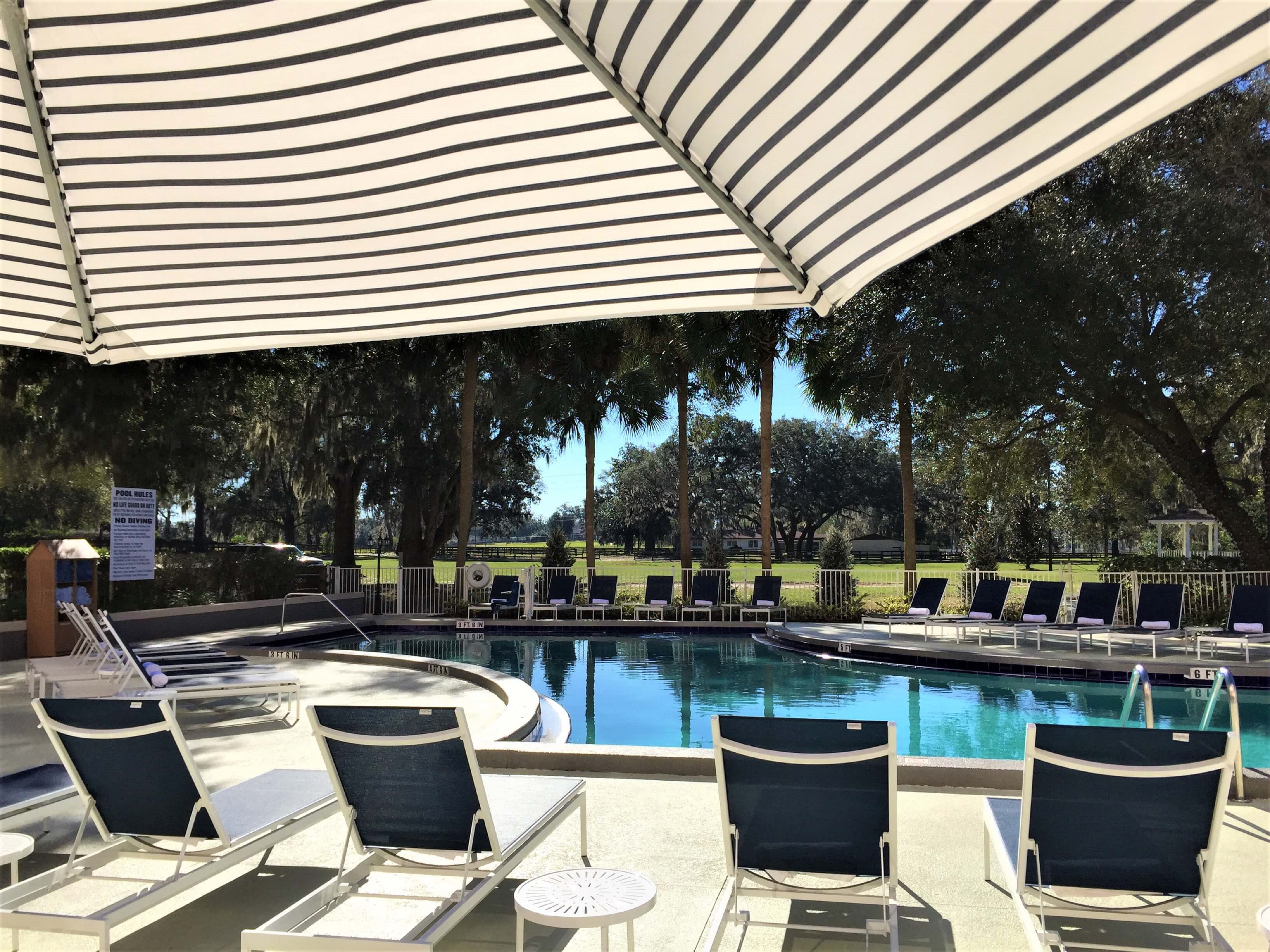 Outdoor Poolside Deck Chairs with Umbrella