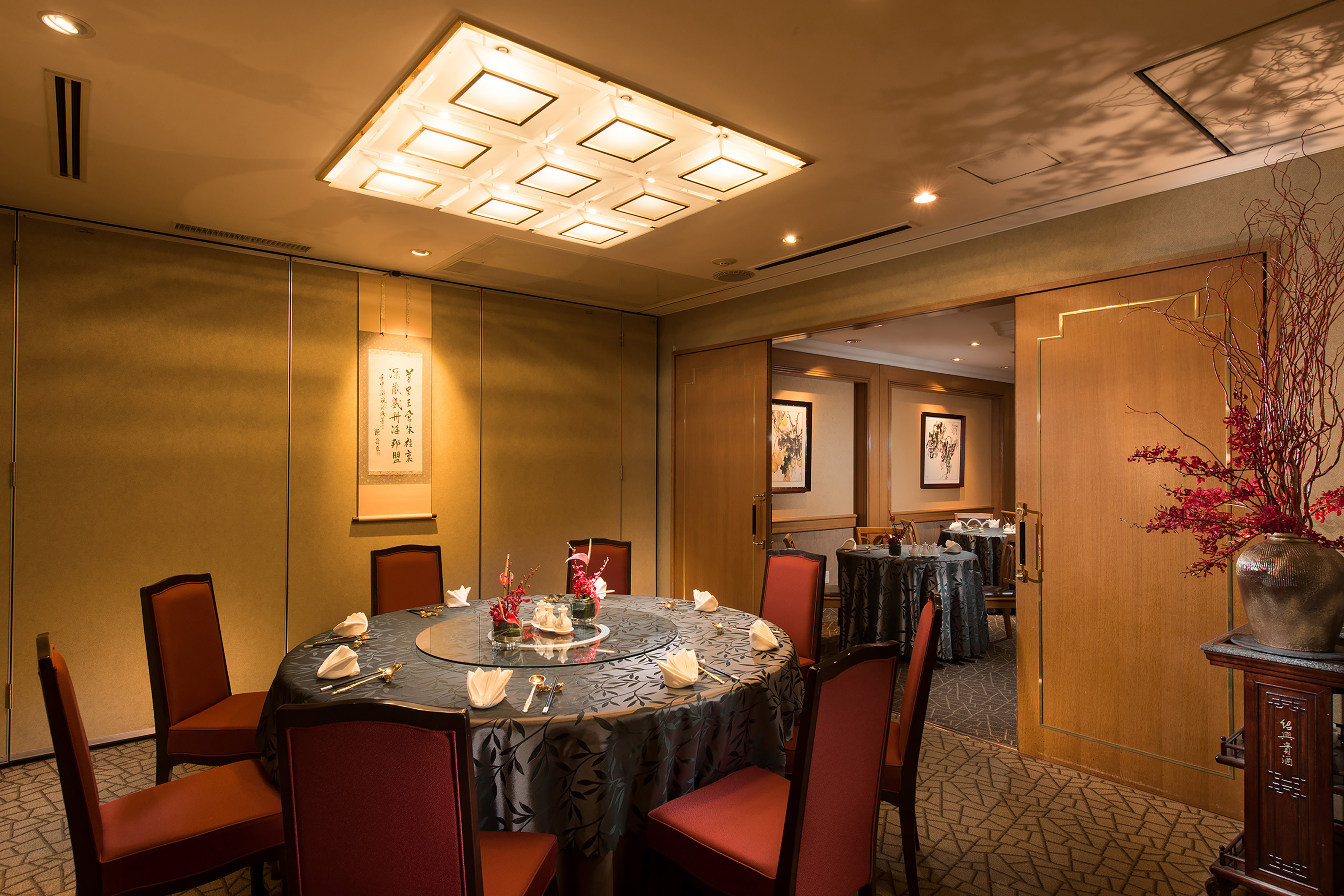 Private Dining Room With Flowers, Folded Napkins and Decorative Linens on Tables, Seating for 8, Wall Art and Open Doorway in Shunten Chinese Restaurant