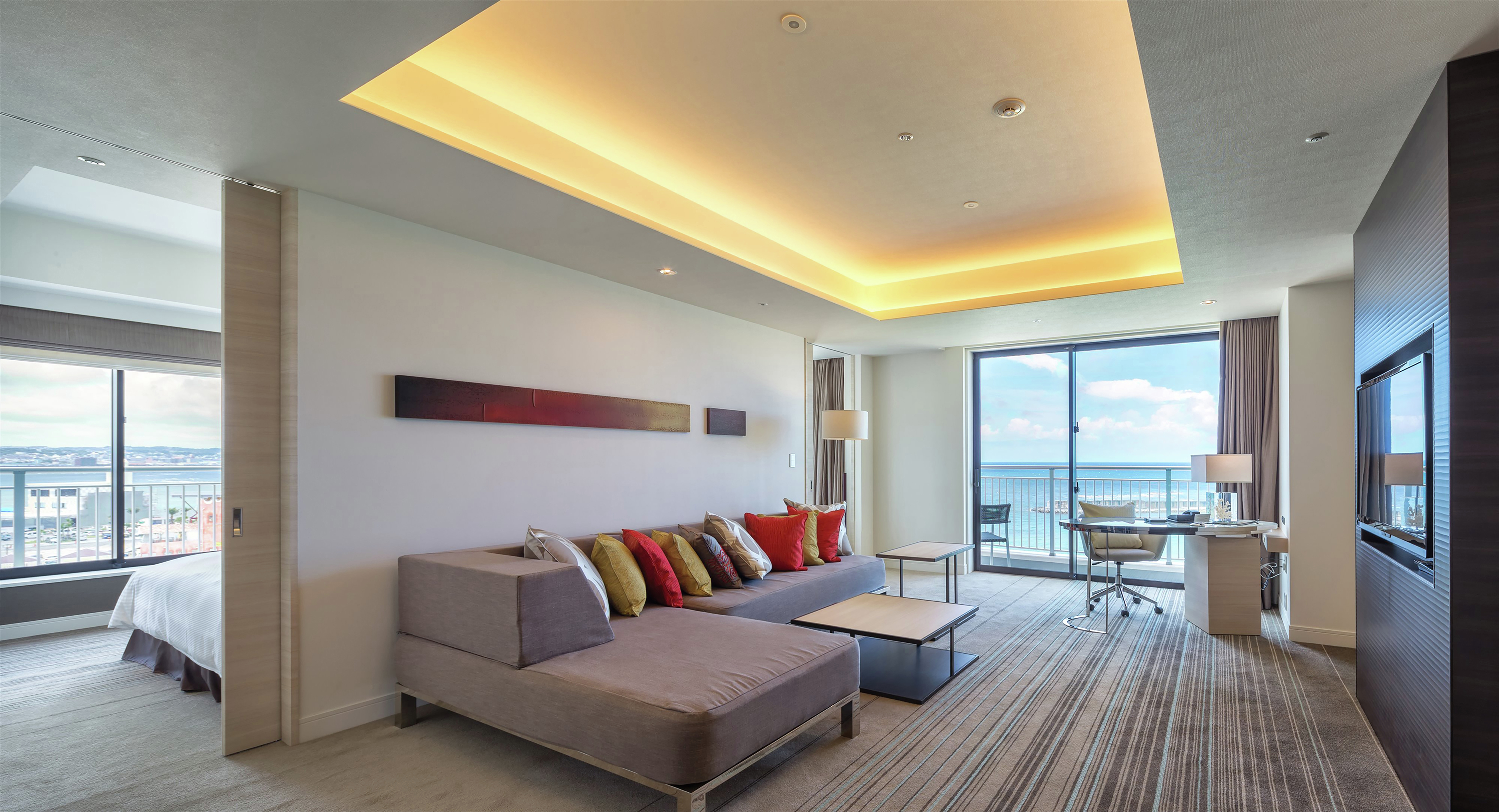 Twin Deluxe Suite, Ocean View Balcony Living Area