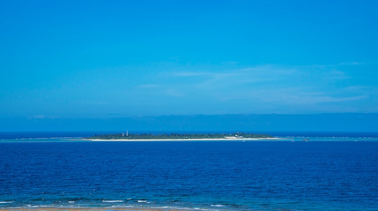島と海の遠景