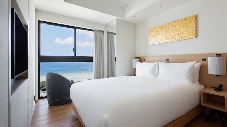 キングベッドを配したベッドルーム