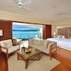 バルコニーからウォータービューをお楽しみいただけるクラブデラックスオーシャンルームのベッドルームとリビングエリア