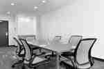 Sala zebrań z siedzeniami dla 6 osób wokół długiego stołu