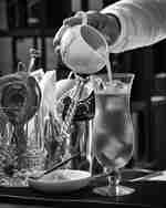 Bartender Menyiapkan Minuman