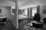 Kamar tidur suite dengan tempat duduk lounge
