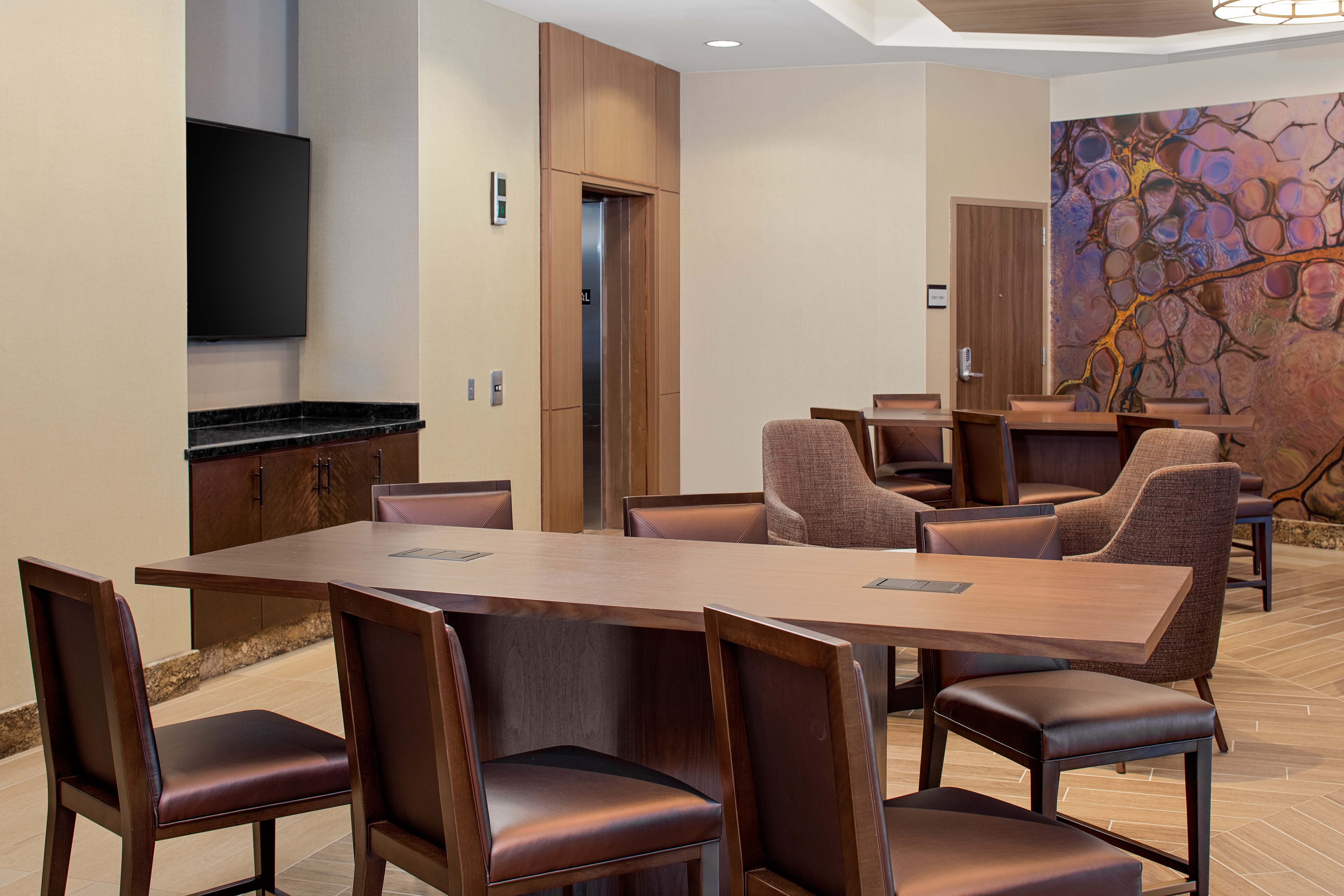 Dining Area with HDTV in Lobby 
