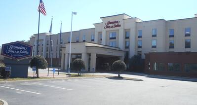Exterior with Flags of Hampton Inn & Suites Norfolk-Airport Hotel 