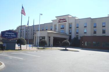 Exterior with Flags of Hampton Inn & Suites Norfolk-Airport Hotel 
