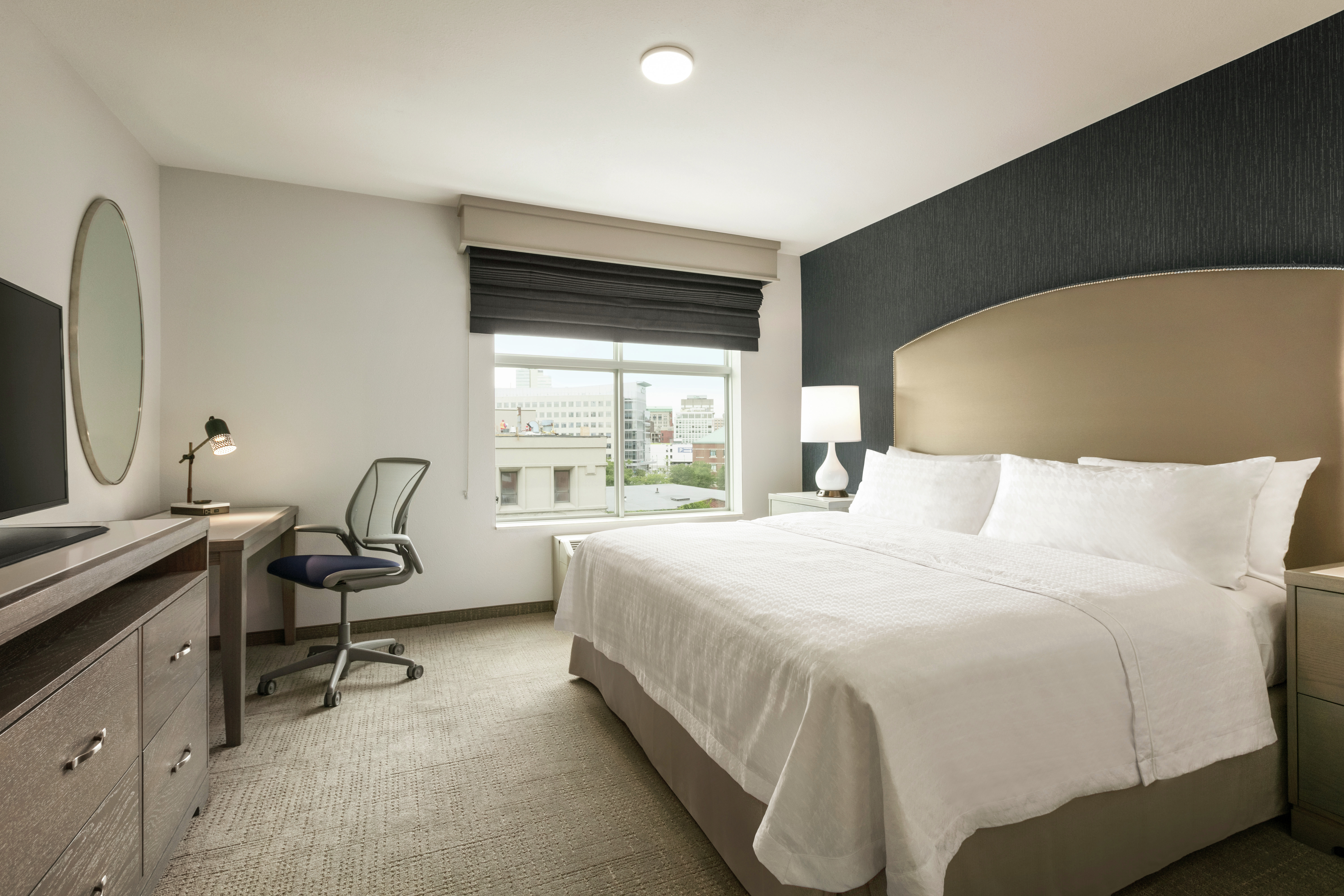 Urban Suite Bedroom with King-Sized Bed, Work Desk, HDTV and Window