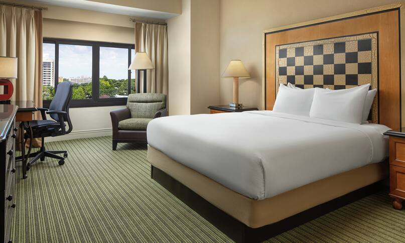 Hilton Orlando Lake Buena Vista One King Guest Room