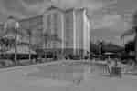 Fotografie pe timp de zi cu piscină exterioară, cu un loc în lounge 