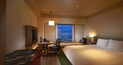 Executive Room with Desk HDTV Large Bed and City View