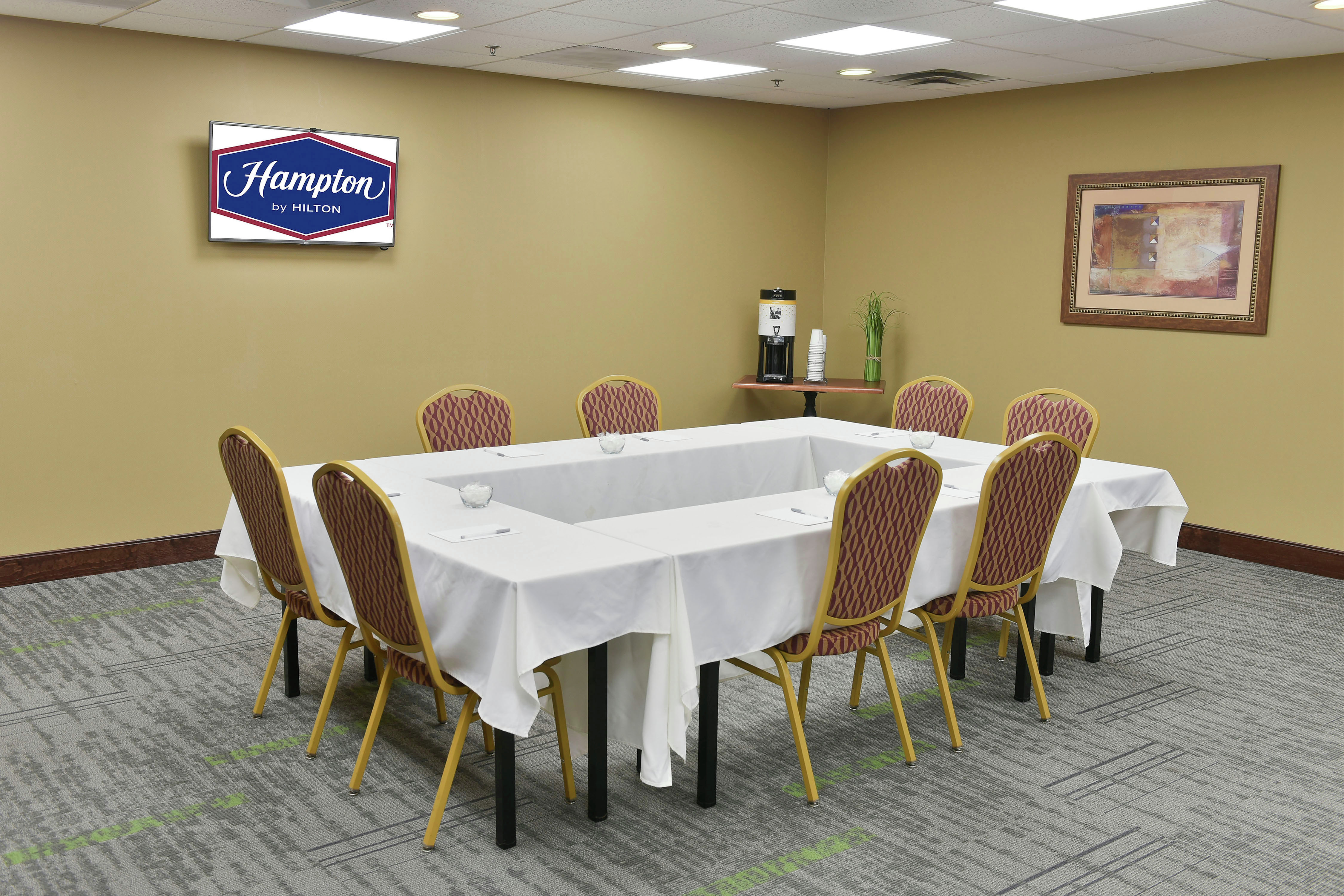The Racer Room accomodates up to 50 individuals.