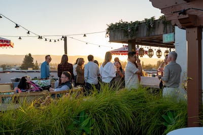 Gruppenveranstaltung in einer Bar im Freien bei Sonnenuntergang