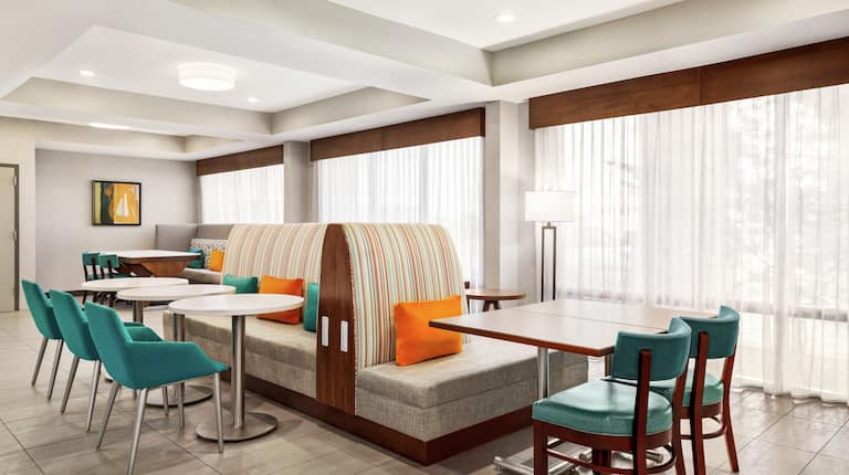 Spacious breakfast area featuring ample comfortable seating for guests to relax.