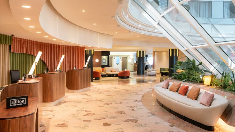 Empfangs- und Sitzbereich in der Lobby