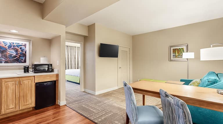 King Suite Living Room with Dining Area, Kitchenette, Room Technology, and Bed