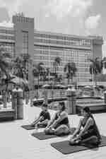 goście na matach do jogi