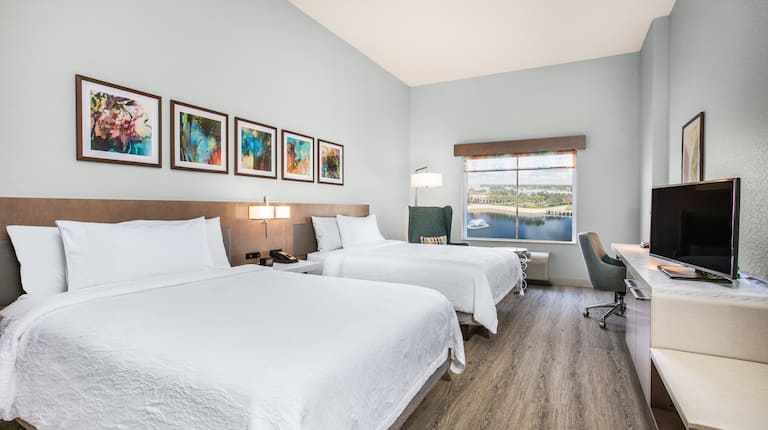 Double Queen Guest Room with Lake View