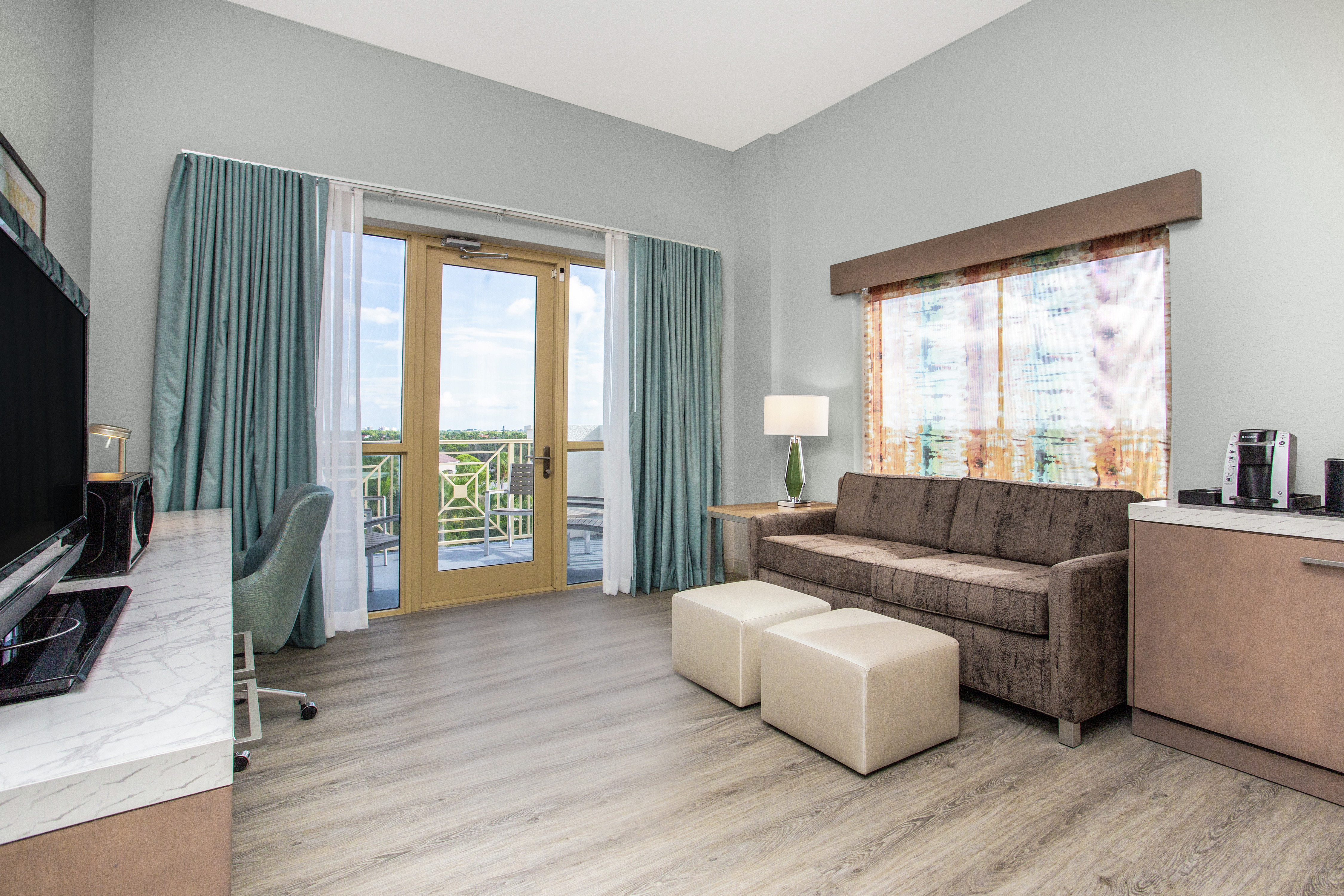 King Junior Suite Guestroom with Balcony, Outside View, Lounge Area, Work Desk, and Room Technology