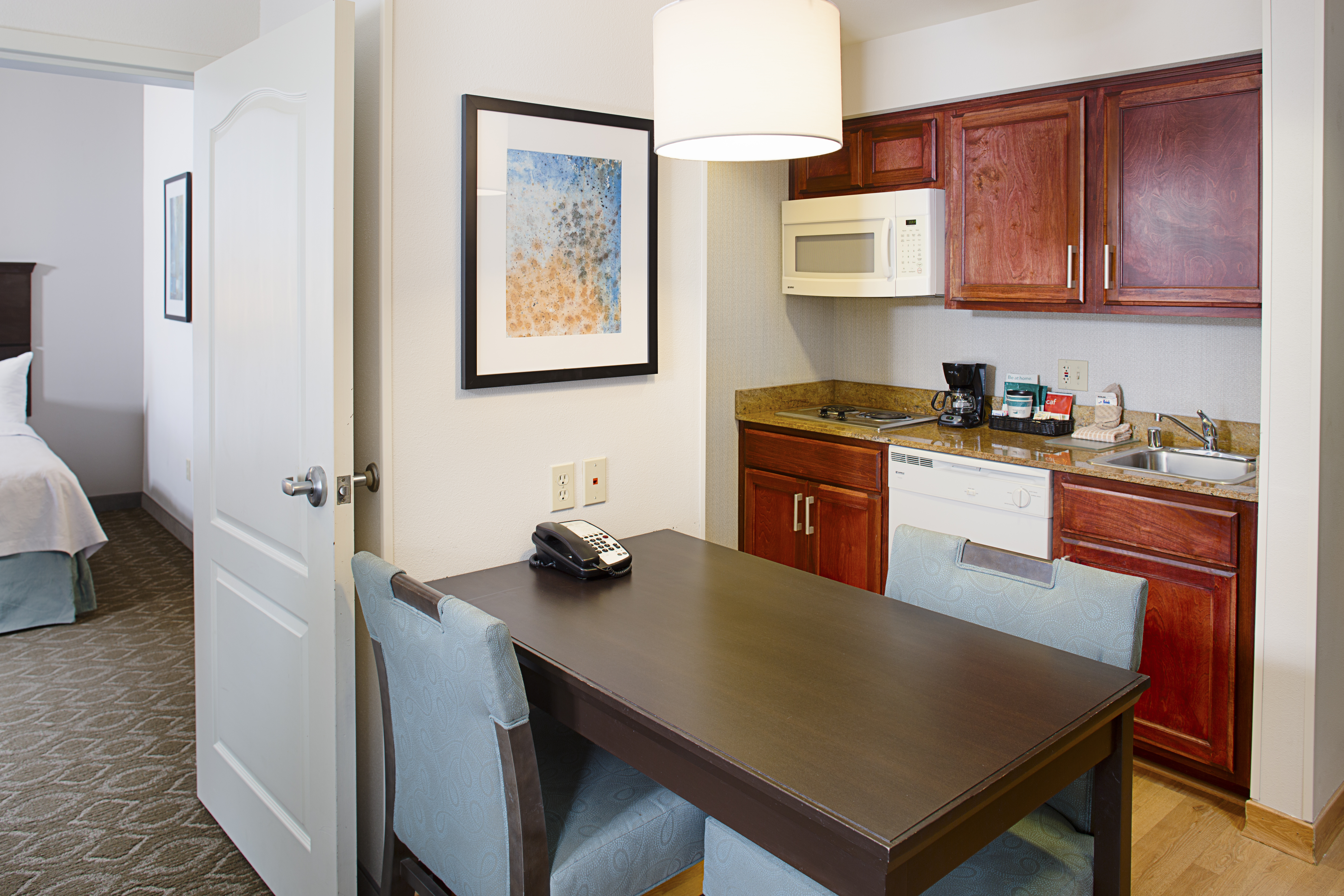 Suite Kitchen with dining table