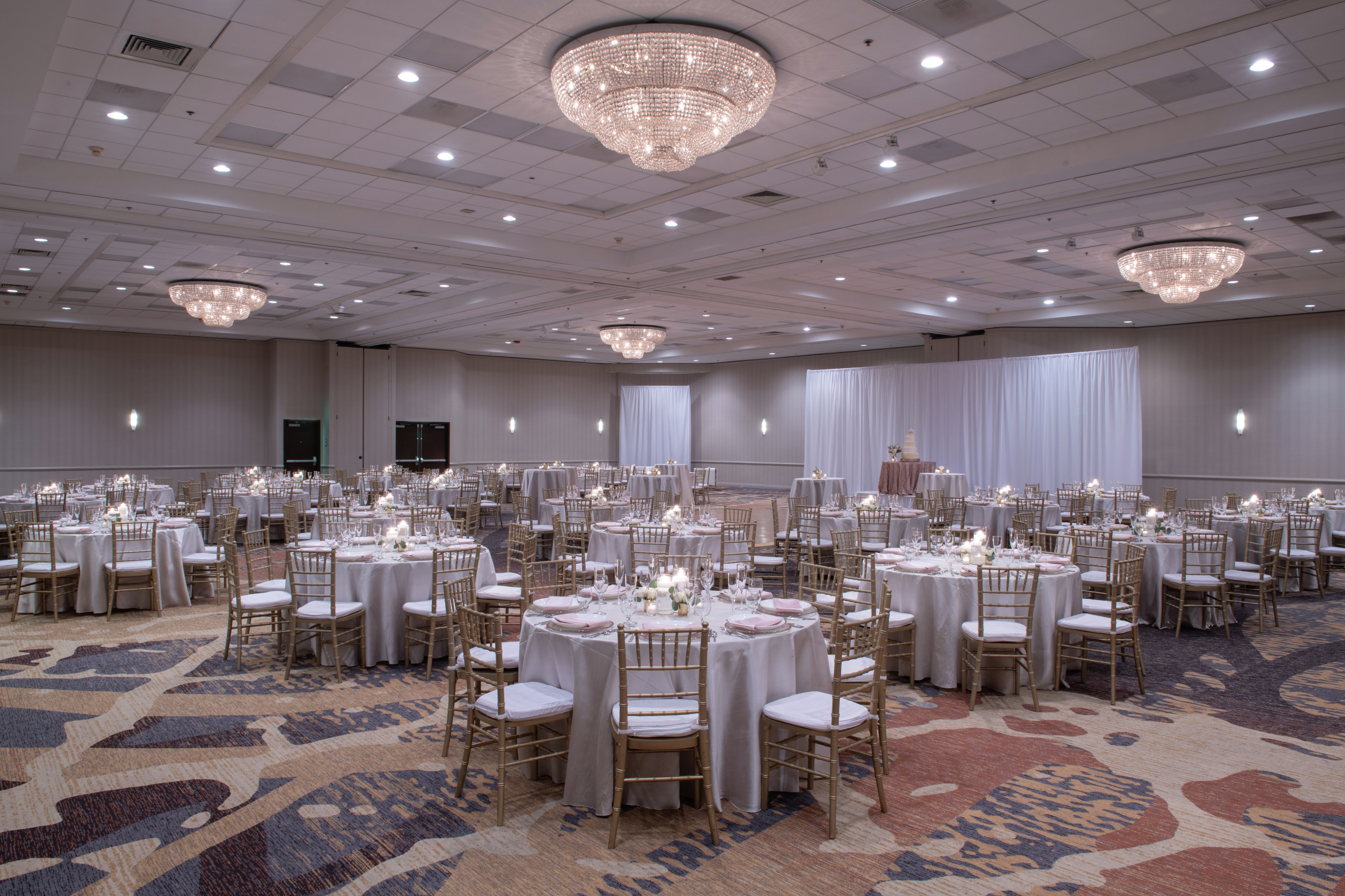 Columbia River Ballroom with Round Banquet Tables for Wedding