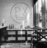 Tisch mit Stuhl, Obst und Wasser im Hintergrund