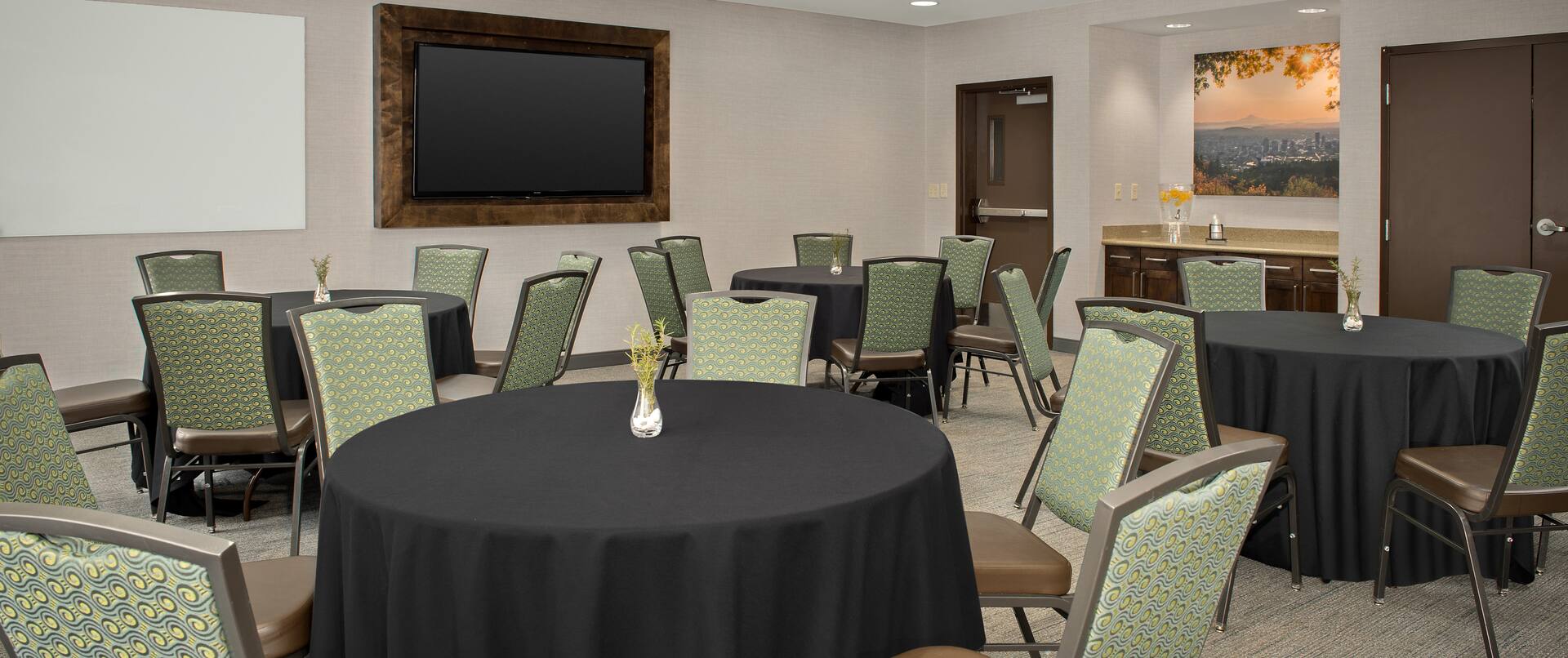 meeting room, banquet style