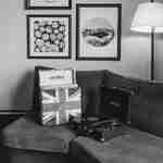 호텔 스위트의 소파에 앉아 녹음하는 선수