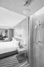 Camera con letto king size - Vista dalla doccia