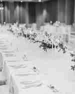 Lunghi tavoli allestiti e arredati per un ricevimento di nozze