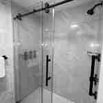 حمّام غرفة رجال الأعمال مزوّد بدُش