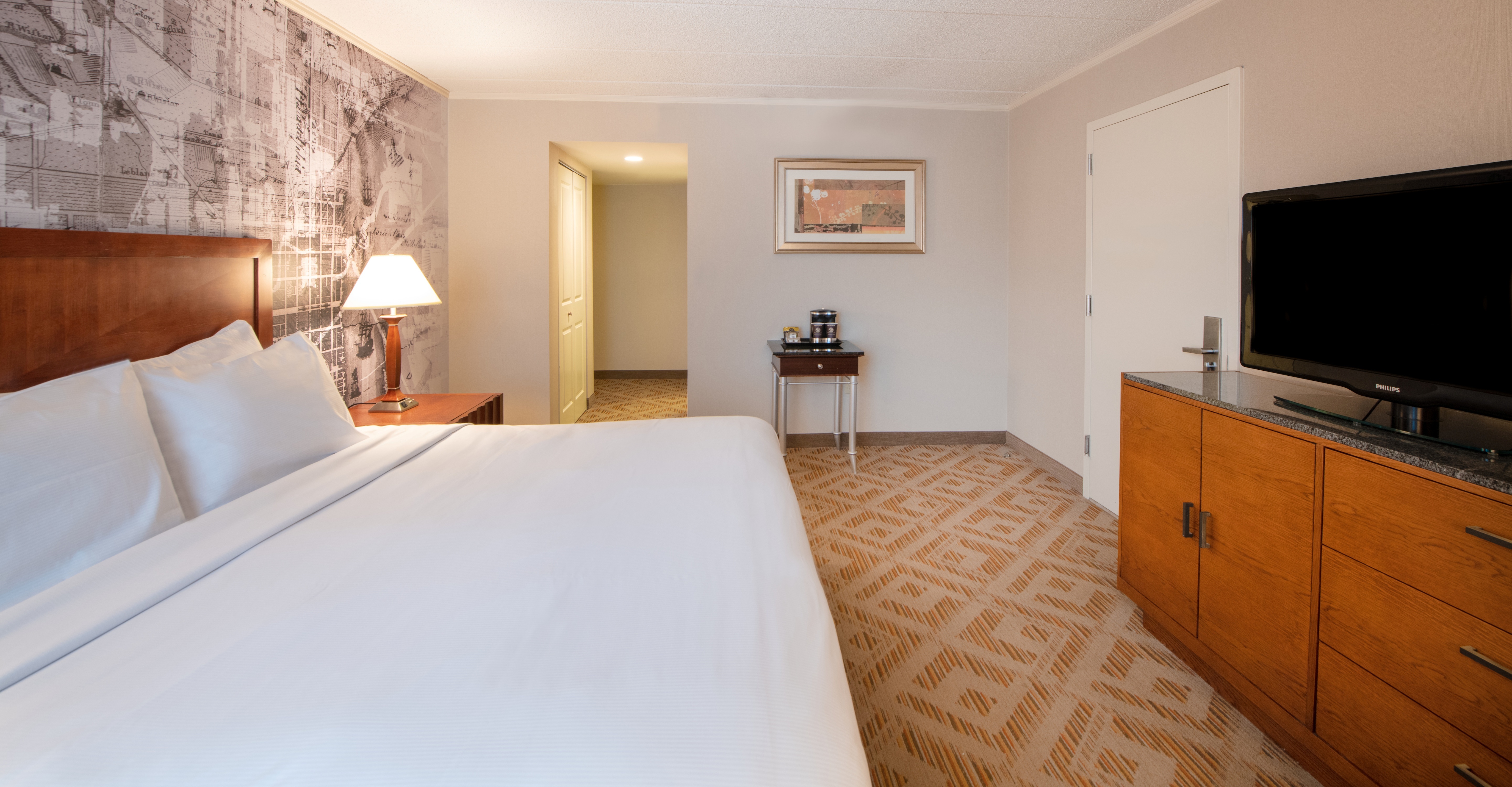 Our King guest rooms feature 32-inch LCD TV, work desk and comfortable bedding.