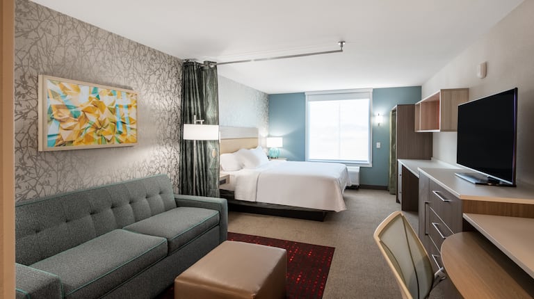 大床套房的休息区和书桌