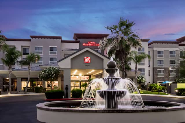 Hilton Garden Inn Phoenix/Avondale Hotel Exterior and Water Fountain