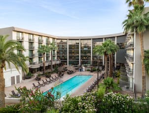 Embassy Suites by Hilton Phoenix Biltmore hotel exterior and outdoor pool