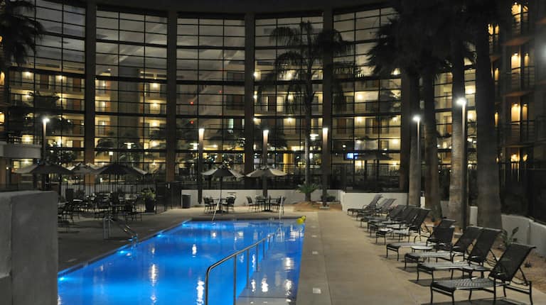 Noche en la piscina del hotel