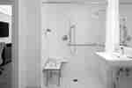 Camera attrezzata per ospiti con disabilità - Doccia ad accesso facilitato e lavabo