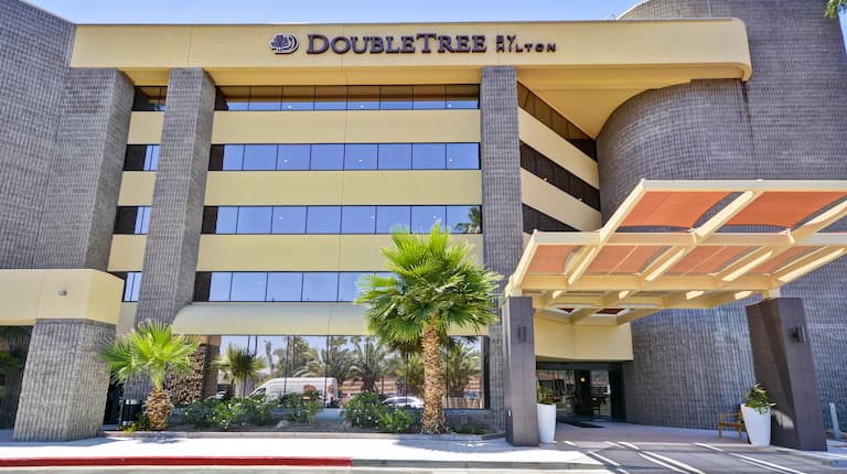 Vue extérieure de l'hôtel pendant la journée