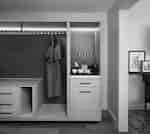 Lemari dan Mesin Kopi di Kamar Tamu