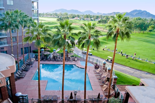 酒店外观及泳池和按摩池,伴有棕榈树