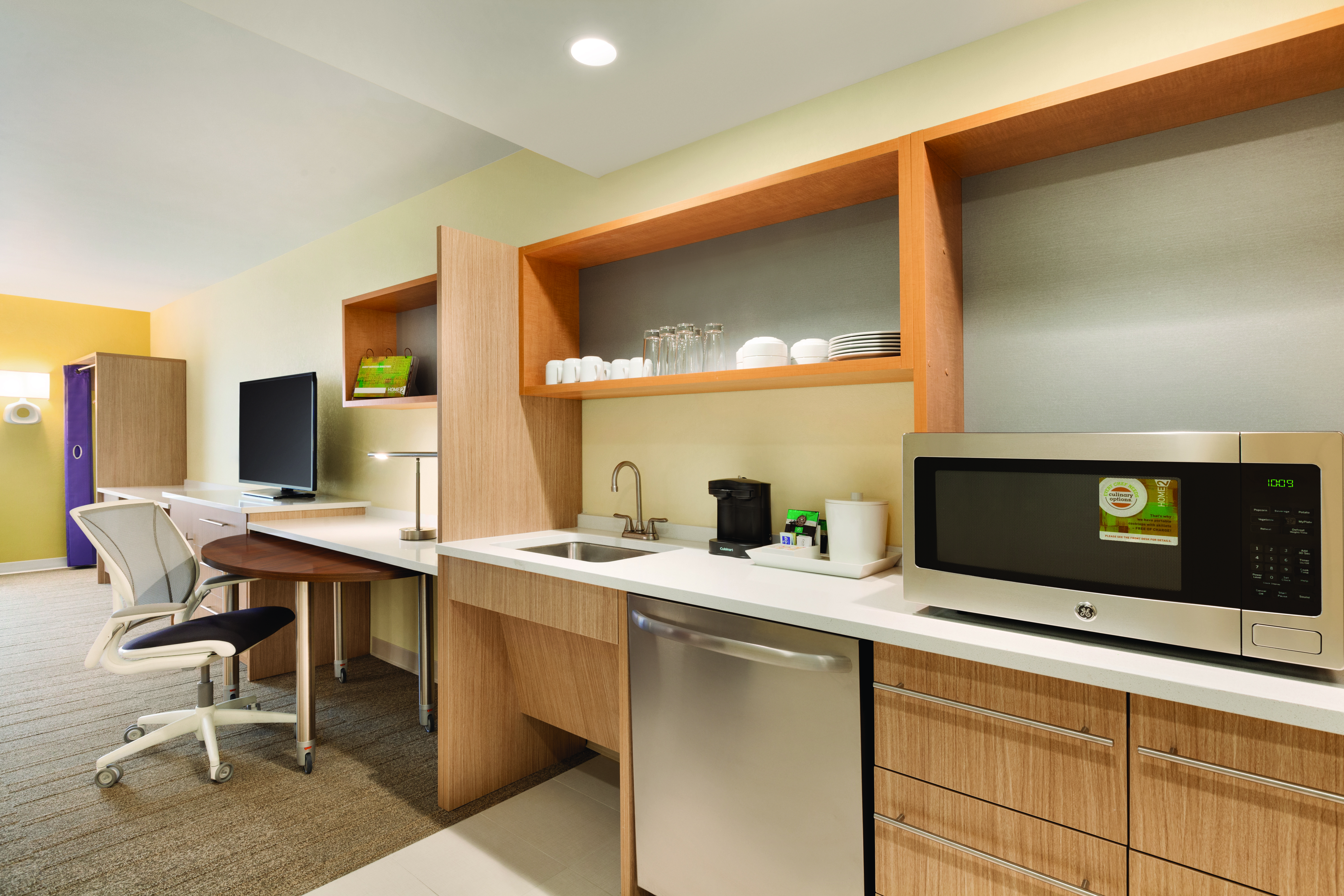 Accessible Suite with Kitchen, Dishwasher, Microwave, Work Desk and Television