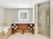 Grande Suite 2nd Bathroom