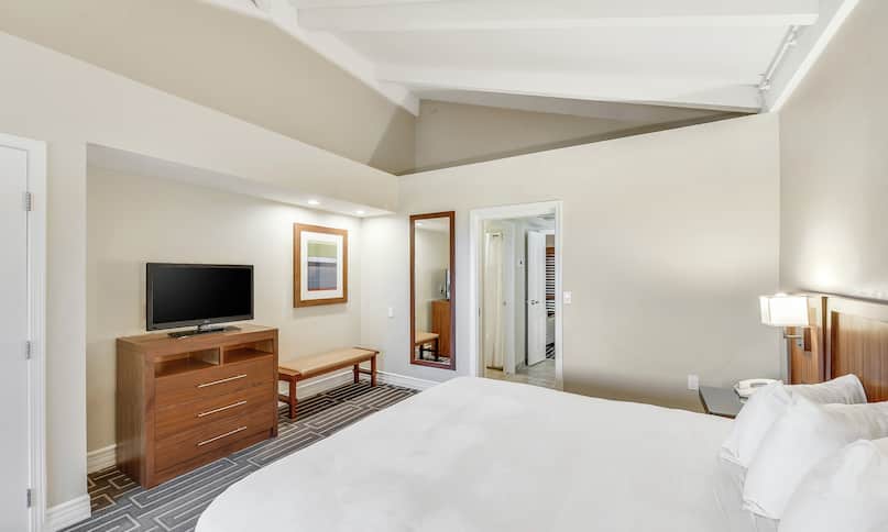 Standard Resort King Guestroom Suite-next-transition