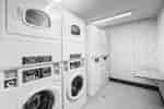 洗衣区，配有洗衣机