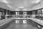 寬敞的室內泳池，讓住客放鬆身心 