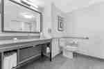Baño de la habitación accesible para personas con discapacidades motrices