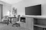 Escritorio con sillas y televisor en la habitación