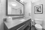 Baño con espejo grande